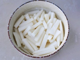 1、开胃爽脆的酸甜泡萝卜,白萝卜洗净不去皮切2cm长条。