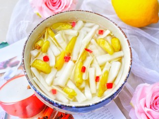 11、开胃爽脆的酸甜泡萝卜,拌匀。