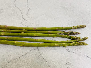 1、芦笋炒牛肉,芦笋