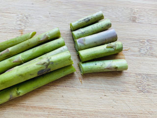 2、芦笋炒牛肉,切掉根部削皮