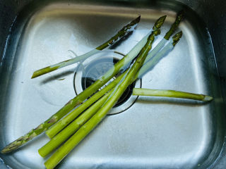 3、芦笋炒牛肉,洗净