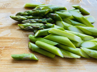 4、芦笋炒牛肉,滚刀块