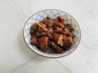 5、芦笋炒牛肉,牛肉洗净放入水中浸泡20分钟，切薄片放入碗中加入1勺生抽、料酒、蚝油、适量白糖、鸡精、生粉、黑胡椒粉搅拌均匀腌制30分钟