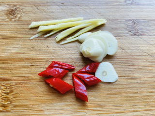 6、芦笋炒牛肉,姜丝、蒜片、小米辣