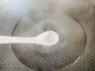 7、芦笋炒牛肉,锅中加入清水大火烧开加入适量盐