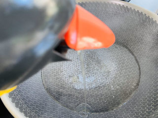 8、芦笋炒牛肉,倒入适量食用油