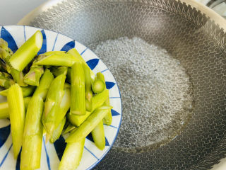 9、芦笋炒牛肉,倒入芦笋