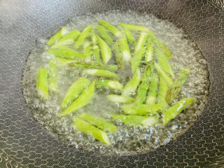 10、芦笋炒牛肉,焯烫一下捞出过冷水