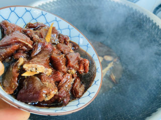 14、芦笋炒牛肉,倒入腌制后的牛肉