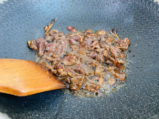 15、芦笋炒牛肉,大火翻炒至变色