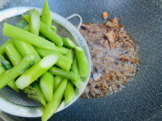 17、芦笋炒牛肉,倒入芦笋