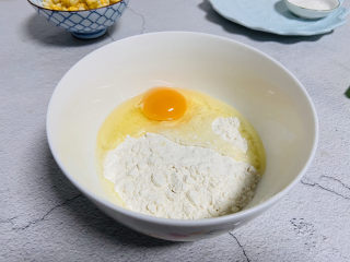 5、鸡蛋玉米饼,打入鸡蛋