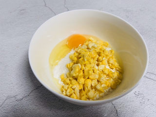 7、鸡蛋玉米饼,倒入玉米粒