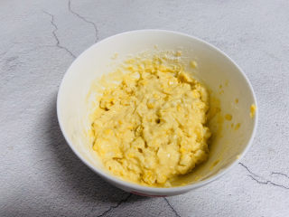 8、鸡蛋玉米饼,搅拌均匀