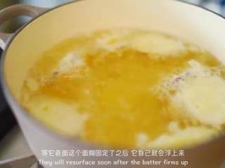 12、天妇罗,红薯片在面糊中蘸一下，下锅油炸3分钟，捞出沥油，茄子同样的方法