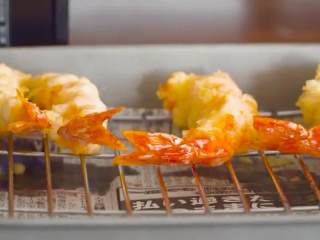 14、天妇罗,大虾沾上面粉，在面糊中炸一下，放入油锅中炸2分钟，捞出沥油