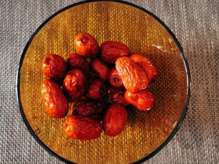 1、红枣面包,红枣清洗干净