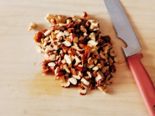 2、红枣面包,取出枣核 将枣肉切碎