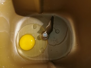 3、红枣面包,面包机内胆里敲入一个鸡蛋 倒入大米油