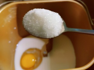 4、红枣面包,倒入牛奶 白糖 盐