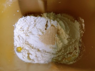 5、红枣面包,放入面粉和酵母粉 启动面包机第一次揉面程序