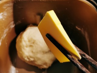 6、红枣面包,第二次揉面启动前放入黄油 开始二次揉面 揉好后留在面包桶里发酵