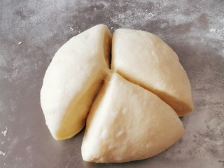 8、红枣面包,移至面板 揉光滑 分三等份