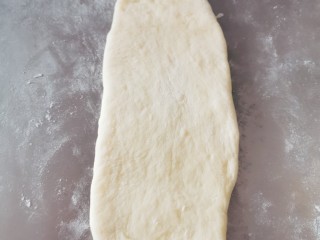 9、红枣面包,取一份 擀成椭圆长片