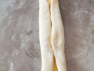 10、红枣面包, 两边向中间对折