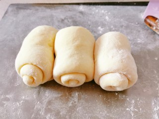 11、红枣面包,纵向卷起来 静置5分钟