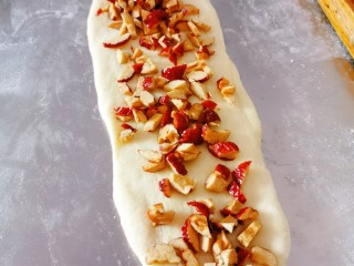 12、红枣面包,再次擀成椭圆片 放入红枣碎