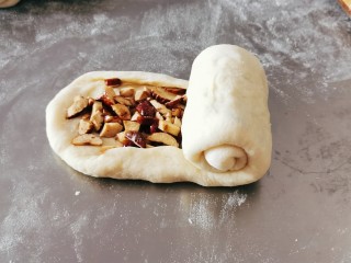 13、红枣面包,从一端卷起来