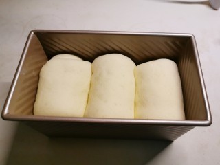 14、红枣面包,放入吐司盒 二次发酵