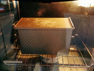 16、红枣面包,烤箱预热5分钟 中下层 上下火180度烤8分钟 扣上吐司盒的盖子 上下火165度再烤30分钟