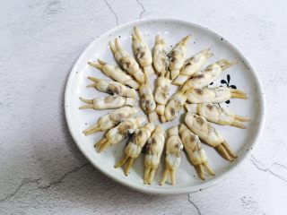 14、葱油蛏子,码入盘中