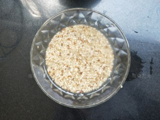 1、藜麦鸡胸沙拉,三色藜麦取一小把提前泡水1~2小时。