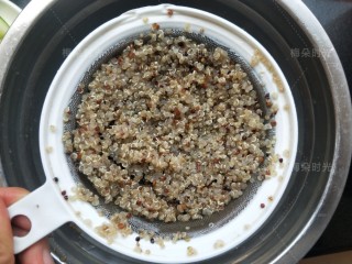 2、藜麦鸡胸沙拉,然后隔水蒸15分钟，就是放在一个小盆里，加少许水，再放在蒸架上蒸。蒸熟如果感觉还有水分，就用筛网控干水分。藜麦蒸熟后看上去会有很多小白芽。那是藜麦胚芽。