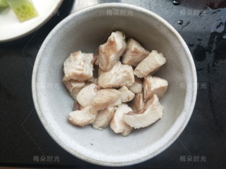 3、藜麦鸡胸沙拉,鸡胸肉切小块煮熟。