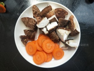 4、藜麦鸡胸沙拉,香菇切小块。胡萝卜切片。