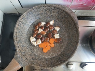 5、藜麦鸡胸沙拉,焯水。先放香菇再放胡萝卜。