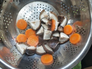 6、藜麦鸡胸沙拉,捞出过凉，控干水分，