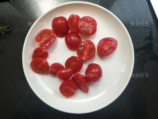 7、藜麦鸡胸沙拉,小番茄洗干净，对半切开。