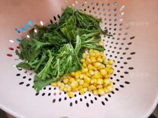 8、藜麦鸡胸沙拉,苦菊洗干净，控水，玉米粒罐头捞出一些，控水。