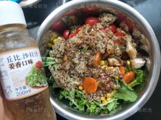 9、藜麦鸡胸沙拉,最后把准备的所有食材放在一个大的盆里。加少许盐，少许橄榄油，撒点黑胡椒碎，再加入沙拉汁。我还倒了点拌沙拉用的摩德纳黑醋。然后搅拌均匀，