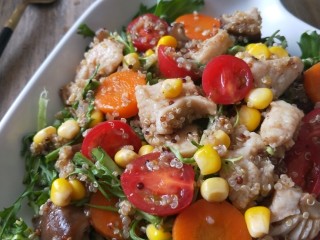 11、藜麦鸡胸沙拉,藜麦有塑身功能。藜麦不含胆固醇，食用后不会在有机体中形成脂肪，更不会造成体重增加，同时容易消化，又是有机食品，食用后有饱腹感。