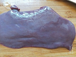 1、私房酱爆猪肝,整块猪肝清洗干净