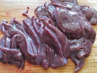 2、私房酱爆猪肝,切成差不多半厘米后的薄片