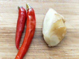 3、私房酱爆猪肝,准备配菜，泡菜坛子里捞出泡好的姜和指天椒