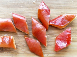 5、私房酱爆猪肝,红辣椒切成菱形方块，最后炒出来更有颜值（随意切块也是可以的不影响口感）