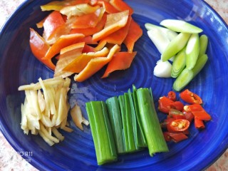 6、私房酱爆猪肝,蒜苗根部和叶子分开切好，和其他配菜一起装盘备用